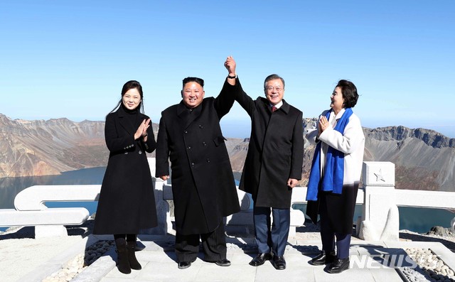 【백두산=뉴시스】평양사진공동취재단 박진희 기자 = 평양정상회담 사흘째인 20일 오전 문재인 대통령과 김정은 국무위원장이 백두산 정상인 장군봉에 올라 손을 맞잡아 들어올리고 있다. 2018.09.20. photo@newsis.com