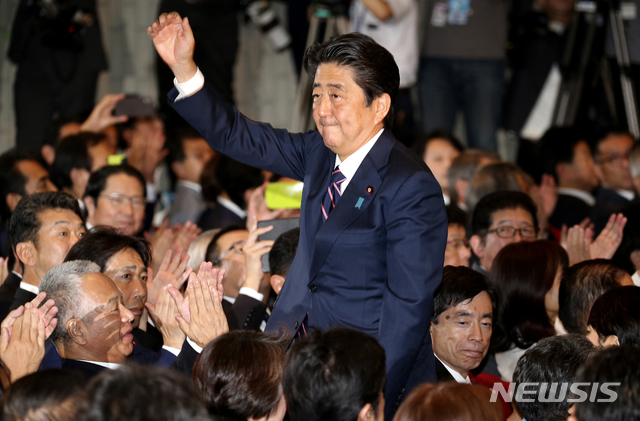 【 도쿄=AP/뉴시스】아베 신조 일본 총리가 20일 도쿄 자민당 본부에서 열린 총재선거에서 승리한 후 당원들의 박수에 손을 들어 화답하고 있다. 아베 총리는 총재 3연임에 성공함으로써, 2차 세계대전 최장기 총리 기록을 세우게 됐다.2018.09.20 