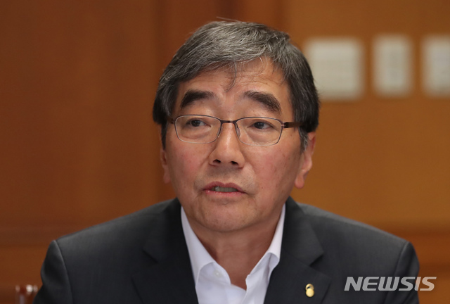 【서울=뉴시스】고승민 기자 = 윤석헌 금융감독원장이 20일 오후 서울 금융감독원에서 2017년도 보험민원 현황 및 주요 유형별 발생원인 및 TF 운영계획 등을 안건으로 열린 보험산업 감독혁신 T/F 1차 회의에서 모두발언하고 있다. 2018.09.20.kkssmm99@newsis.com