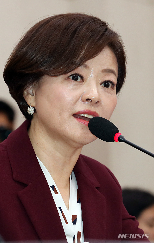 【서울=뉴시스】이종철 기자&nbsp; = 20일 오후 서울 여의도 국회에서 열린 여성가족위원회 제3차 전체회의 진선미 여성가족부장관 후보자 인사청문회에서 진 후보자가 주식 보유 관련 의원들의 질의에 답변 하고 있다. 2018.09.20.&nbsp; jc4321@newsis.com