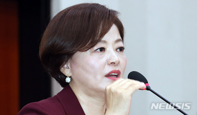 【서울=뉴시스】이종철 기자 = 20일 오후 서울 여의도 국회에서 열린 여성가족위원회 제3차 전체회의 진선미 여성가족부장관 후보자 인사청문회에서 진 후보자가 주식 보유 관련 의원들의 질의에 답변 하고 있다. 2018.09.20.&nbsp; jc4321@newsis.com