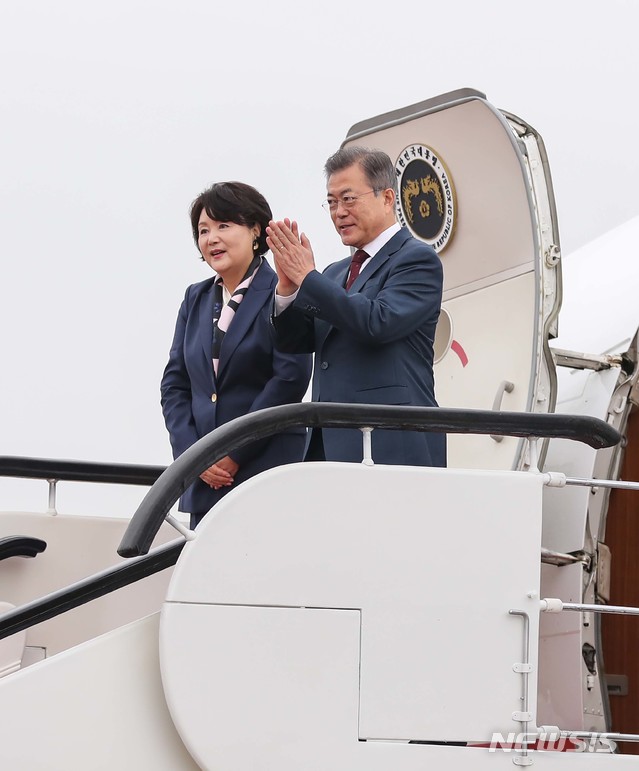 【평양=뉴시스】평양사진공동취재단 박진희 기자 = 문재인 대통령과 부인 김정숙 여사가 20일 오전 2박 3일간의 평양 방문을 마친 뒤 삼지연 공항으로 향하는 공군 2호기에 올라 환송하는 평양 시민을 향해 고개숙여 인사하고 있다. 2018.09.20.&nbsp; photo@newsis.com