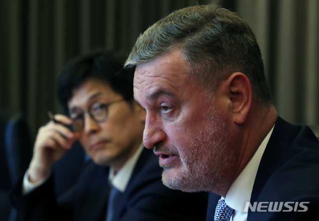 【서울=뉴시스】고승민 기자 = 김범석 스탠더드푸어스(S&P)다우존스 한국 대표와 존 데이비스 S&P DJI ETP글로벌본부장이 20일 오후 서울 여의도 콘래드서울에서 뉴시스와 인터뷰를 하고 있다. 2018.09.21.kkssmm99@newsis.com