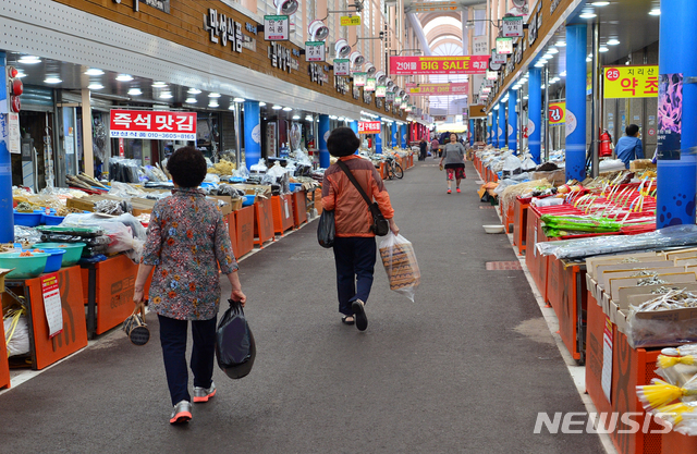 【광주=뉴시스】변재훈 기자 = 추석을 나흘 앞둔 20일 오후 광주 서구 양동시장의 건어물시장이 한산한 모습을 보이고 있다. 2018.09.20.&nbsp; wisdom21@newsis.com