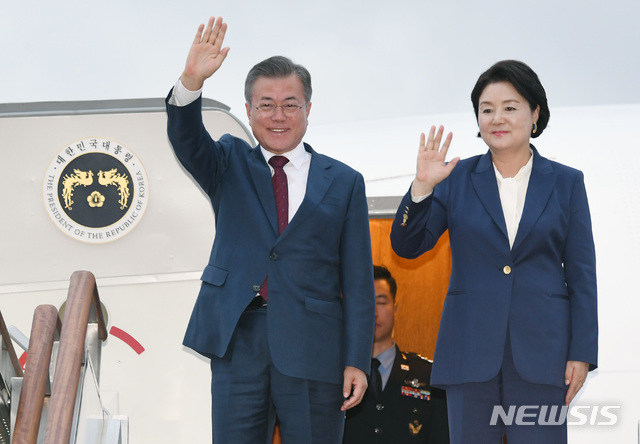 【성남=뉴시스】 평양사진공동취재단 전신 기자 = 2박3일간의 평양 방문을 마친 문재인 대통령과 김정숙 여사가 20일 오후 경기도 성남시 서울공항에 도착해 손을 흔들고 있다. 2018.09.20. photo@newsis.com