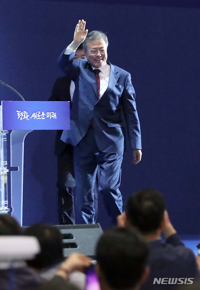 【서울=뉴시스】평양사진공동취재단 전신 기자 = 문재인 대통령이 2박3일간 평양 남북정상회담 일정을 마치고 20일 서울 중구 동대문디자인플라자에 마련된 메인프레스센터를 방문해 손 흔들어 인사하고 있다. 2018.09.20. photo1006@newsis.com