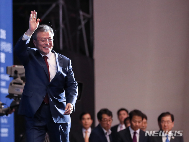 【서울=뉴시스】평양사진공동취재단 전신 기자 = 문재인 대통령이 2박3일간 평양 남북정상회담 일정을 마치고 20일 서울 중구 동대문디자인플라자에 마련된 메인프레스센터를 방문해 손 흔들어 인사하고 있다. 2018.09.20. photo1006@newsis.com