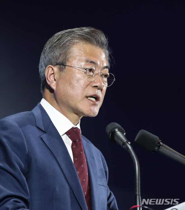 【서울=뉴시스】평양사진공동취재단 전신 기자 = 문재인 대통령이 2박3일간 평양 남북정상회담 일정을 마치고 20일 서울 중구 동대문디자인플라자에 마련된 메인프레스센터를 방문해 대국민 보고를 하고 있다. 2018.09.20. photo1006@newsis.com