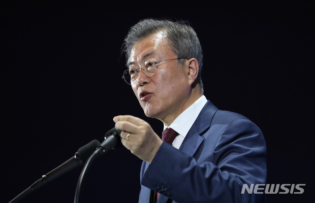 【서울=뉴시스】평양사진공동취재단 전신 기자 = 문재인 대통령이 2박3일간 평양 남북정상회담 일정을 마치고 20일 서울 중구 동대문디자인플라자에 마련된 메인프레스센터를 방문해 대국민 보고를 하고 있다. 2018.09.20. photo1006@newsis.com