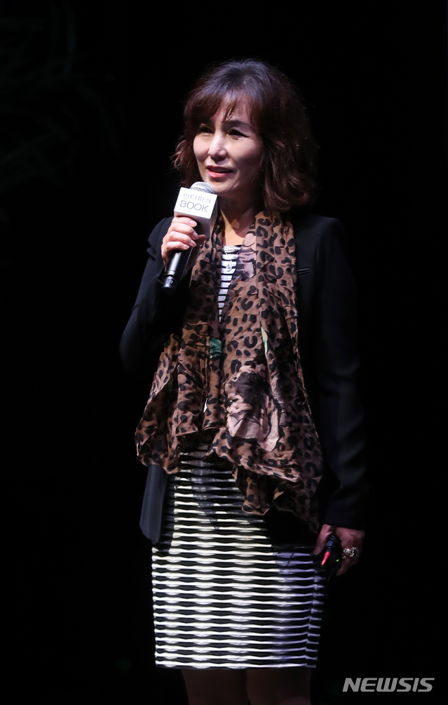 【서울=뉴시스】조수정 기자 = 장편소설 '해리'를 출간한 공지영 작가가 20일 밤 서울 서대문구 대현동 이화여자대학교 삼성홀에서 북잼콘서트 '아름다운 것들은 천천히 온다'를 열고 신작에 대한 이야기를 하고 있다.이날 북잼콘서트는 인터파크도서, 해냄출판사 주최, 롯데카드 후원으로 열렸다. 2018.09.20. chocrystal@newsis.com