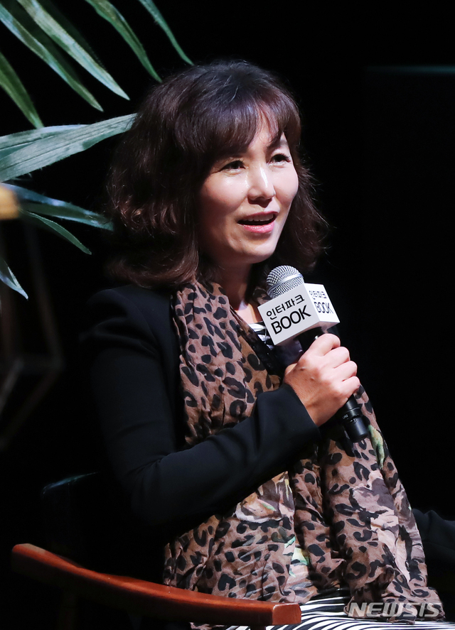 【【서울=뉴시스】조수정 기자 = 장편소설 '해리'를 출간한 공지영 작가가 20일 밤 서울 서대문구 대현동 이화여자대학교 삼성홀에서 북잼콘서트 '아름다운 것들은 천천히 온다'를 열고 신작에 대한 이야기를 하고 있다. 이날 북잼콘서트는 인터파크도서, 해냄출판사 주최, 롯데카드 후원으로 열렸다. 2018.09.20. chocrystal@newsis.com