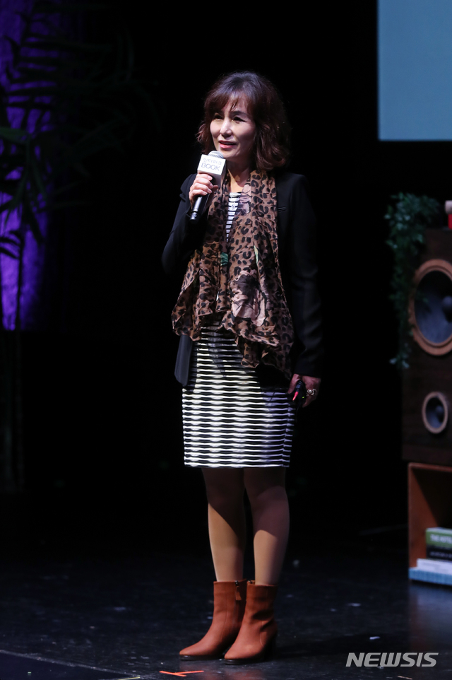 【서울=뉴시스】조수정 기자 = 장편소설 '해리'를 출간한 공지영 작가가 20일 밤 서울 서대문구 대현동 이화여자대학교 삼성홀에서 북잼콘서트 '아름다운 것들은 천천히 온다'를 열고 신작에 대한 이야기를 하고 있다.이날 북잼콘서트는 인터파크도서, 해냄출판사 주최, 롯데카드 후원으로 열렸다. 2018.09.20. chocrystal@newsis.com