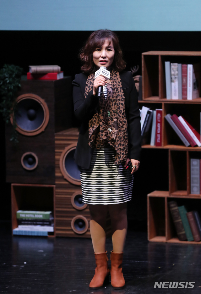 【서울=뉴시스】조수정 기자 = 장편소설 '해리'를 출간한 공지영 작가가 20일 밤 서울 서대문구 대현동 이화여자대학교 삼성홀에서 북잼콘서트 '아름다운 것들은 천천히 온다'를 열고 신작에 대한 이야기를 하고 있다.이날 북잼콘서트는 인터파크도서, 해냄출판사 주최, 롯데카드 후원으로 열렸다. 2018.09.20. chocrystal@newsis.com