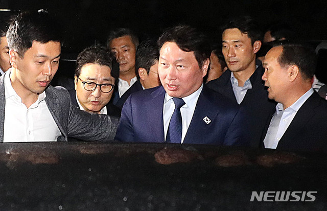 【서울=뉴시스】추상철 기자 = 3차 남북정상회담 특별수행원 자격으로 방북했던 최태원 SK회장이 20일 오후 서울 종로구 경복궁주차장으로 도착하고 있다. 2018.09.20. scchoo@newsis.com