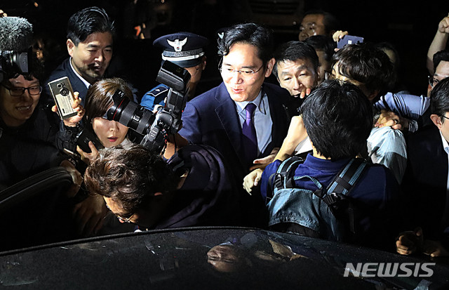 【서울=뉴시스】추상철 기자 = 3차 남북정상회담 특별수행원 자격으로 방북했던 이재용 삼성전자 부회장이 20일 오후 서울 종로구 경복궁주차장으로 도착하고 있다. 2018.09.20.&nbsp; scchoo@newsis.com