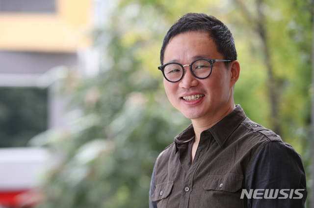【서울=뉴시스】 김진아 기자 = 영화 '협상'의 이종석 감독이 18일 오후 서울 종로구 삼청동의 한 카페에서 뉴시스와 인터뷰를 하고 있다. 영화 '협상'은 태국에서 사상 최악의 인질극이 발생하고, 제한시간 내 인질범 민태구(현빈)를 멈추기 위해 위기 협상가 하채윤(손예진)이 일생일대 협상을 시작하는 이야기다. 2018.09.21.&nbsp; bluesoda@newsis.com