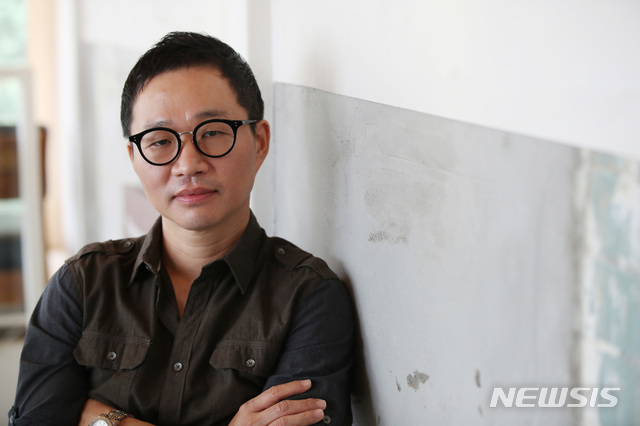 【서울=뉴시스】 김진아 기자 = 영화 '협상'의 이종석 감독이 18일 오후 서울 종로구 삼청동의 한 카페에서 뉴시스와 인터뷰를 하고 있다. 영화 '협상'은 태국에서 사상 최악의 인질극이 발생하고, 제한시간 내 인질범 민태구(현빈)를 멈추기 위해 위기 협상가 하채윤(손예진)이 일생일대 협상을 시작하는 이야기다. 2018.09.21.&nbsp; bluesoda@newsis.com