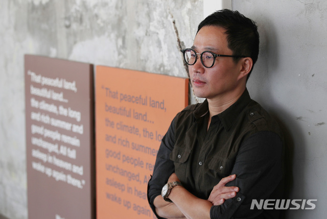 【서울=뉴시스】 김진아 기자 = 영화 '협상'의 이종석 감독이 18일 오후 서울 종로구 삼청동의 한 카페에서 뉴시스와 인터뷰를 하고 있다. 영화 '협상'은 태국에서 사상 최악의 인질극이 발생하고, 제한시간 내 인질범 민태구(현빈)를 멈추기 위해 위기 협상가 하채윤(손예진)이 일생일대 협상을 시작하는 이야기다. 2018.09.21.&nbsp; bluesoda@newsis.com