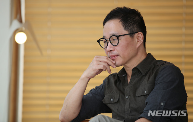 【서울=뉴시스】 김진아 기자 = 영화 '협상'의 이종석 감독이 18일 오후 서울 종로구 삼청동의 한 카페에서 뉴시스와 인터뷰를 하고 있다. 영화 '협상'은 태국에서 사상 최악의 인질극이 발생하고, 제한시간 내 인질범 민태구(현빈)를 멈추기 위해 위기 협상가 하채윤(손예진)이 일생일대 협상을 시작하는 이야기다. 2018.09.21.&nbsp; bluesoda@newsis.com