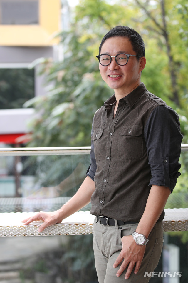 【서울=뉴시스】 김진아 기자 = 영화 '협상'의 이종석 감독이 18일 오후 서울 종로구 삼청동의 한 카페에서 뉴시스와 인터뷰를 하고 있다. 영화 '협상'은 태국에서 사상 최악의 인질극이 발생하고, 제한시간 내 인질범 민태구(현빈)를 멈추기 위해 위기 협상가 하채윤(손예진)이 일생일대 협상을 시작하는 이야기다. 2018.09.21. bluesoda@newsis.com