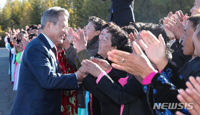 【삼지연=뉴시스】평양사진공동취재단 박진희 기자 = 2018년 북한을 방문한 문재인 대통령이 백두산 등정 전 삼지연 공항에 모인 북한 주민들과 인사를 하고 있다. 북한이 최근 한국에 대한 공세를 강화하고 나선 배경 중 하나는 문 대통령에 대한 북한 주민들의 높은 호감도였다는 분석이 2일 나왔다. 2020.12.3. photo@newsis.com 