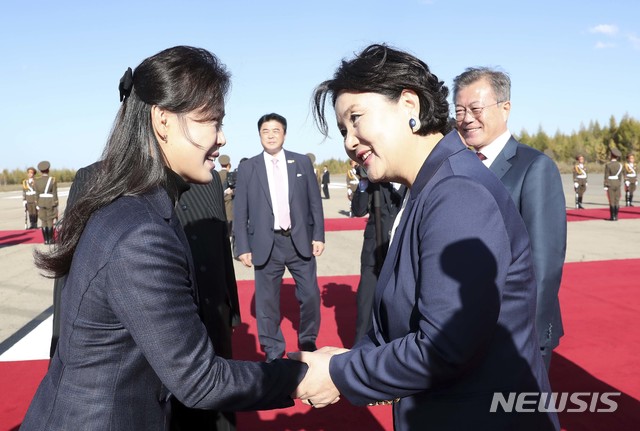 【삼지연=뉴시스】평양사진공동취재단 박진희 기자 = 문재인 대통령과 부인 김정숙 여사가 2박3일간 평양남북정상회담 일정을 마치고 20일 삼지연 공항에서 공군 2호기에 오르기 전 김정은 북한 국무위원장 내외와 악수하고 있다. 2018.09.20. photo@newsis.com