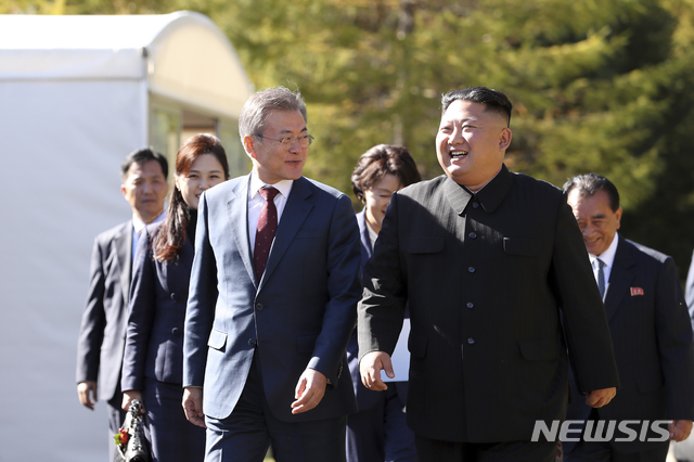 【삼지연=뉴시스】평양사진공동취재단 박진희 기자 = 문재인 대통령이 20일 삼지연초대소를 방문해 김정은 국무위원장과 산책을 하며 대화하고 있다. 2018.09.20.&nbsp; photo@newsis.com