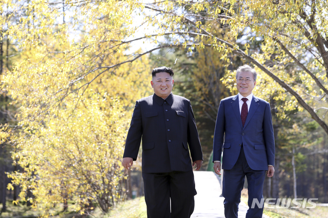 【삼지연=뉴시스】평양사진공동취재단 박진희 기자 = 문재인 대통령이 20일 삼지연초대소를 방문해 김정은 국무위원장과 산책을 하며 대화하고 있다. 2018.09.20.&nbsp; photo@newsis.com