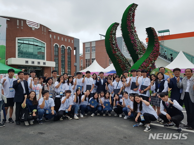 【청주=뉴시스】인진연 기자 = 충북도교육청 대표팀이 전남 전남생명과학고등학교에서 열린 47년차 전국 FFK대회에서 금상 9개, 은상 11개, 동상 16개 등을 받은 뒤 기념촬영을 하고 있다. 2018.09.21 (사진=충북도교육청) photo@newsis.com