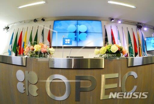 【빈=AP/뉴시스】 도널드 트럼프 미국 대통령이 20일(현지시간) 석유수출국기구(OPEC) 유가를 낮출 것을 압박한 가운데 전문가들은 이 압력이 오히려 미국에 악영향으로 돌아올 것이라고 말했다. 사진은 2017년 11월29일 오스트리아 빈 OPEC 회의장에 위치한 깃발들. 2018.09.21
