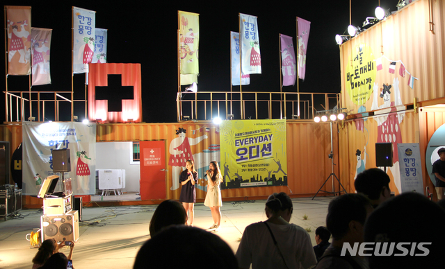 【서울=뉴시스】서울 도봉구(구청장 이동진)는 지난 7월10일부터 서울시와 진행중인 신인아티스트 발굴 프로그램 'EVERYDAY(에브리데이) 오디션'이 현재까지 2500 여명의 예선 지원자가 몰렸다고 21일 밝혔다. 2018.09.21. (사진=도봉구 제공)