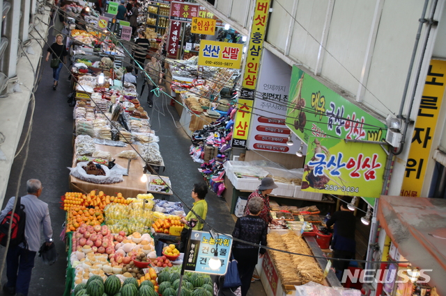 【대구=뉴시스】정창오 기자 = 21일 오전 대구지역 최대 전통시장인 서문시장 모습이다. 추석이 코앞이지만 시장을 찾는 시민들의 발걸음이 뜸하다. 2018.09.21.&nbsp; jco@newsis.com 