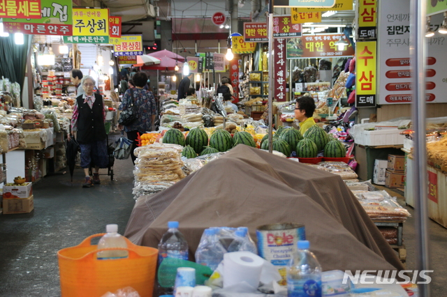 【대구=뉴시스】정창오 기자 = 21일 오전 대구지역 최대 전통시장인 서문시장 모습이다. 추석이 코앞이지만 시장을 찾는 시민들의 발걸음이 뜸하다. 2018.09.21.&nbsp; jco@newsis.com 