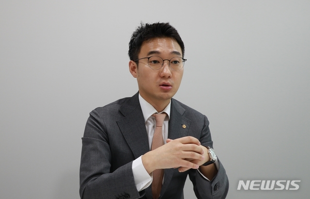 【서울=뉴시스】 박찬욱 한화자산운용 솔루션사업본부 멀티에셋팀 매니저가 21일 오후 서울 여의도 한화운용 본사에서 뉴시스와 인터뷰를 하고 있다. (사진=한화자산운용 제공)