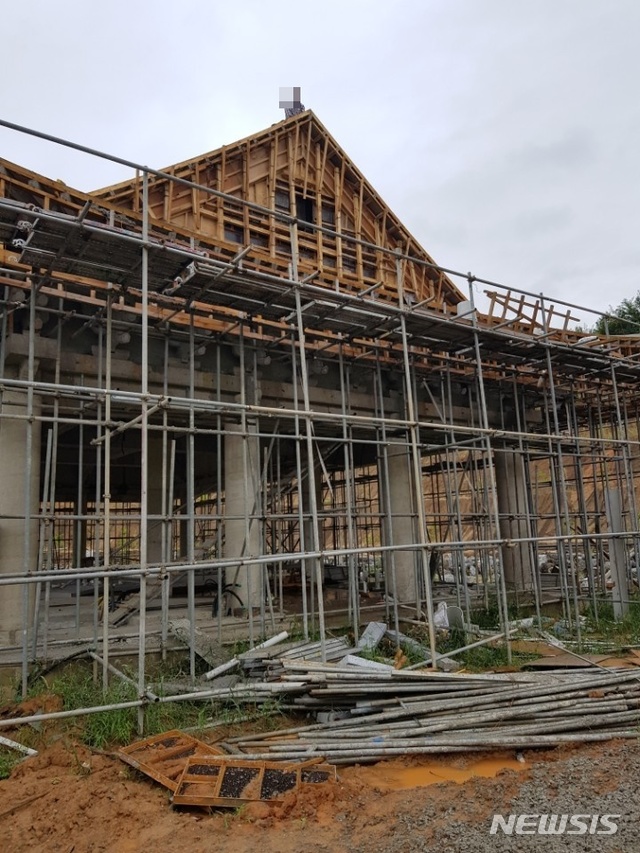 【음성=뉴시스】임장규 기자 = 21일 충북 음성의 한 사찰 신축공사장에서 목공 근로자 A(60)씨가 체불임금 지급을 요구하며 1시간30분째 고공농성을 벌이고 있다. 2018.09.21. (사진=충북도소방본부 제공) photo@newsis.com