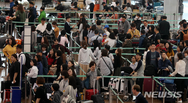 【인천공항=뉴시스】추상철 기자 = 추석연휴를 하루 앞둔 21일 오전 인천국제공항 제1터미널에는 많은 인파로 붐비고 있다. 2018.09.21. scchoo@newsis.com