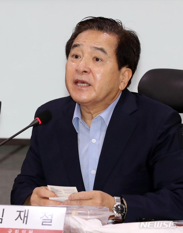 【서울=뉴시스】박영태 기자 = 지난 21일 오전 서울 영등포구 여의도 국회에서 열린 제3차 문재인-김정은 평양회담 긴급평가회에서 심재철 의원이 발언하고 있다. 2018.09.21.since1999@newsis.com