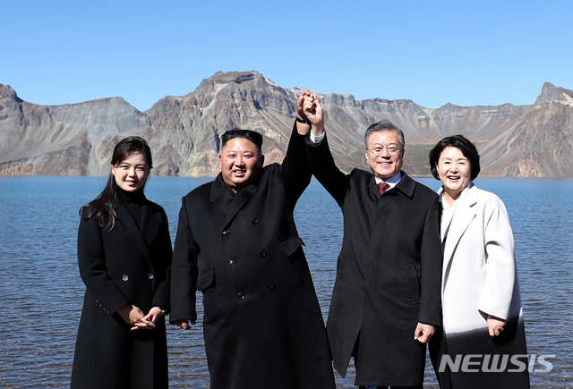 【백두산=뉴시스】평양사진공동취재단 박진희 기자 = 평양남북정상회담 3일째인 20일 오전 문재인 대통령 내외와 김정은 국무위원장 내외가 백두산 천지에서 기념촬영을 하고 있다. 2018.09.20. photo@newsis.com