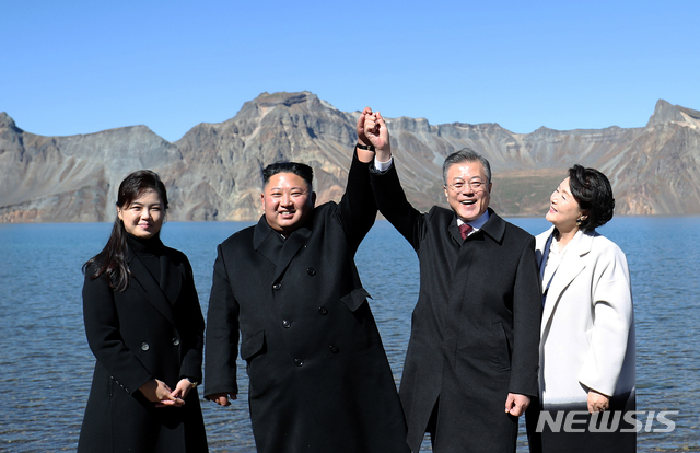 【백두산=뉴시스】김정은 북한 국무위원장 내외(왼쪽)와 문재인 대통령 내외의 모습. (사진=뉴시스DB). 2018.09.20.