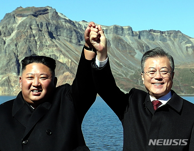 【백두산=뉴시스】평양사진공동취재단 박진희 기자 = 평양남북정상회담 3일째인 20일 오전 문재인 대통령 내외와 김정은 국무위원장 내외가 백두산 천지에서 기념촬영을 하고 있다. 2018.09.20.&nbsp; photo@newsis.com
