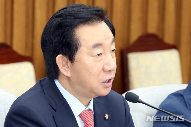 【서울=뉴시스】박영태 기자 = 21일 오전 서울 영등포구 여의도 국회에서 열린 자유한국당 원내대책회의에서 김성태 원내대표가 발언하고 있다. 2018.09.21.since1999@newsis.com