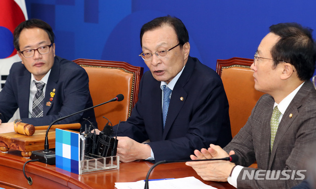 【서울=뉴시스】이종철 기자 = 21일 오전 서울 여의도 국회에서 열린 더불어민주당 최고위원회의에서 이해찬 대표가 방북결과에 대한 모두발언을 하고 있다. 2018.09.21. jc4321@newsis.com