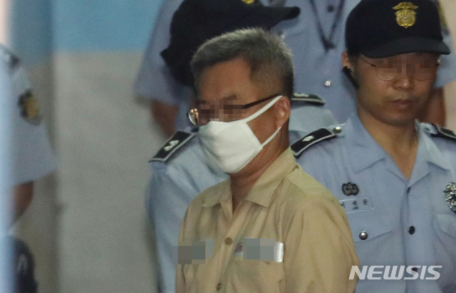 【서울=뉴시스】전진환 기자 = 댓글 조작 의혹 사건으로 구속기소된 드루킹 김모씨가 21일 오전 서울 서초구 중앙지법으로 들어가고 있다. 2018.09.21.&nbsp; amin2@newsis.com 