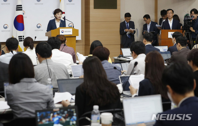 【서울=뉴시스】최동준 기자 = 김현미 국토교통부 장관이 21일 서울 종로구 정부서울청사 별관 브리핑실에서 '수도권 주택공급 확대방안' 발표를 하고 있다. 정부는 수도권 대규모 택지 4~5곳 조성, 서울시와 그린벨트 해제 지속 논의 등을 발표했다. 2018.09.21.&nbsp; photocdj@newsis.com