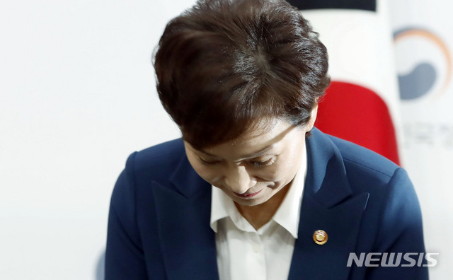 【서울=뉴시스】최동준 기자 = 김현미 국토교통부 장관이 21일 서울 종로구 정부서울청사 별관 브리핑실에서 '수도권 주택공급 확대방안' 발표 전 인사하고 있다.정부는 수도권 대규모 택지 4~5곳 조성, 서울시와 그린벨트 해제 지속 논의 등을 발표했다. 2018.09.21.&nbsp; photocdj@newsis.com