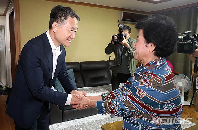 [서울=뉴시스]추상철 기자 = 박능후 보건복지부 장관이 21일 오전 서울 중랑구 기초연금 수령 가정을 방문해 기초연금을 받는 노인을 격려하고 있다. 2018.09.21. scchoo@newsis.com