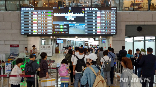 【서울=뉴시스】홍찬선 기자 = 본격적인 추석연휴가 시작된 21일 오전 서울 강서구 김포공항 국내선 청사에서 고향 및 여행을 떠나는 시민들이 출국장에 들어서고 있다. 2018.09.21.&nbsp; mania@newsis.com