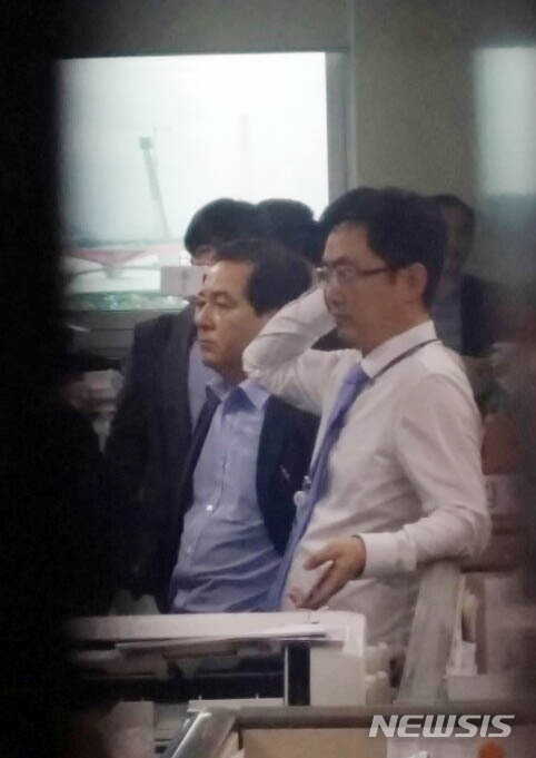 【서울=뉴시스】이종철 기자 = 정부의 비공개 예산 정보 무단 열람 및 유출 의혹 혐의를 받고 있는 자유한국당 심재철 의원이 21일 오전 국회 의원회관에 있는 의원실에서 난감한 표정으로 검찰의 압수수색을 지켜보고 있다. 2018.09.21.&nbsp; jc4321@newsis.com