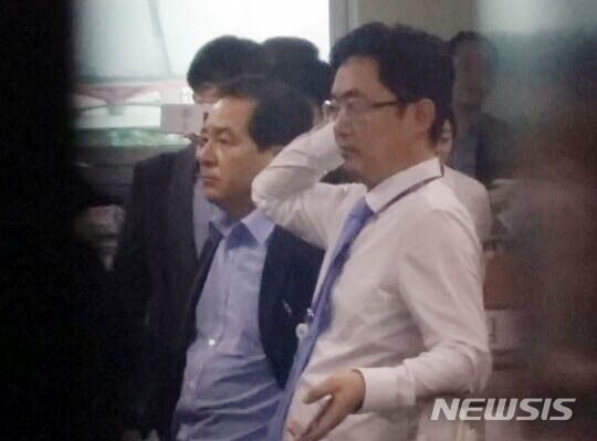 【서울=뉴시스】이종철 기자 = 정부의 비공개 예산 정보 무단 열람 및 유출 의혹 혐의를 받고 있는 자유한국당 심재철 의원이 21일 오전 국회 의원회관에 있는 의원실에서 난감한 표정으로 검찰의 압수수색을 지켜보고 있다. 2018.09.21.&nbsp; jc4321@newsis.com