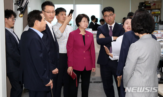 【서울=뉴시스】이종철 기자 = 21일 오전 서울 여의도 국회 의원회관 자유한국당 심재철 의원 사무실에서 검찰이 '예산 정보 무단 열람·유출' 혐의로 압수수색을 하자 심재철 의원(왼쪽)을 비롯한 한국당 의원들과 당직자들이 거세게 항의하고 있다. 2018.09.21. jc4321@newsis.com